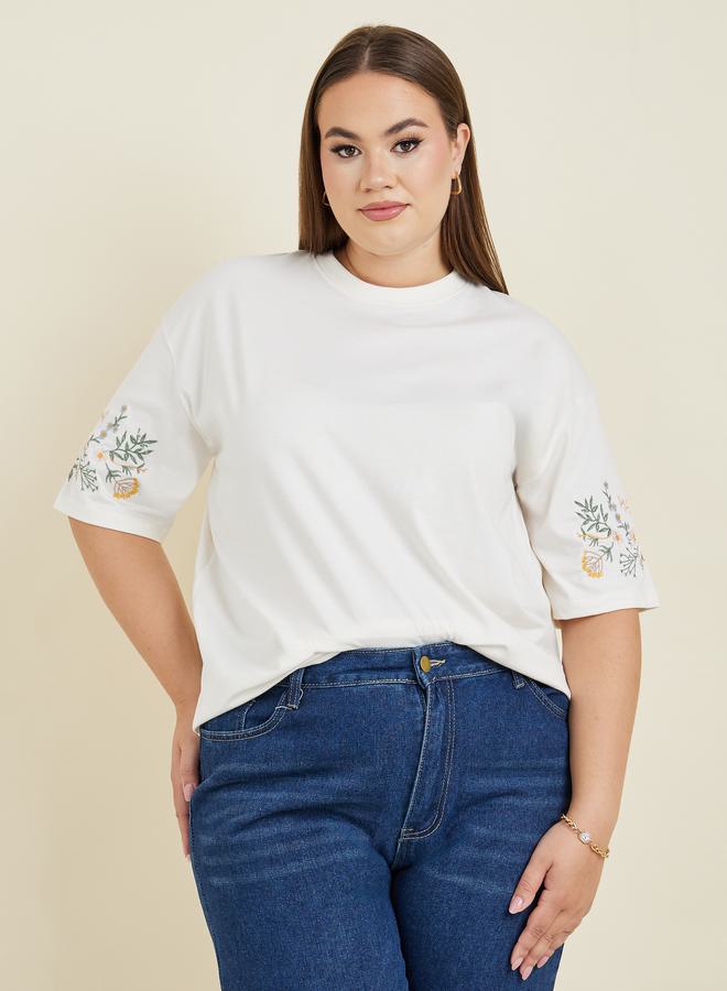 ستايلي تيشيرت بلس مطرز بياقة دائرية مقاس كبير - Image 1